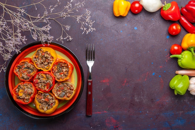 Draufsicht gekochte Paprika mit verschiedenen Gewürzen auf grauer Oberfläche Rindfleisch Dolma Lebensmittel Gemüse Fleisch