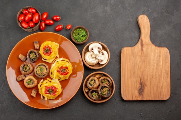 Draufsicht gekochte Pilze mit Teignudeln auf dunklem Tischgericht Abendessen Mahlzeit Essen