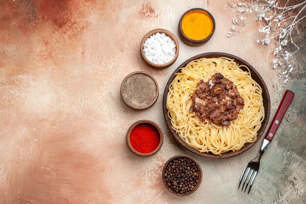 Draufsicht gekochte Spaghetti mit Hackfleisch auf hellem Tafelteiggericht Mahlzeit Fleisch
