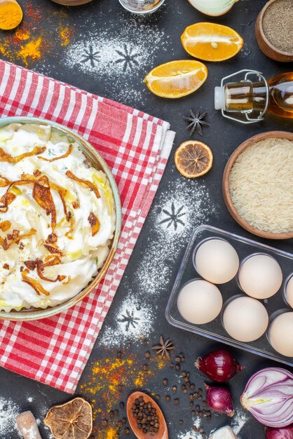 Draufsicht gekochte Teigstücke mit gebratenen Zwiebeln und verschiedenen Zutaten auf dem dunklen Hintergrund kochendes Essen Abendessen Gericht Foto Speiseöl