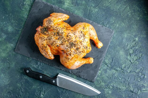 Draufsicht gekochtes gewürztes Huhn auf der dunklen Oberfläche