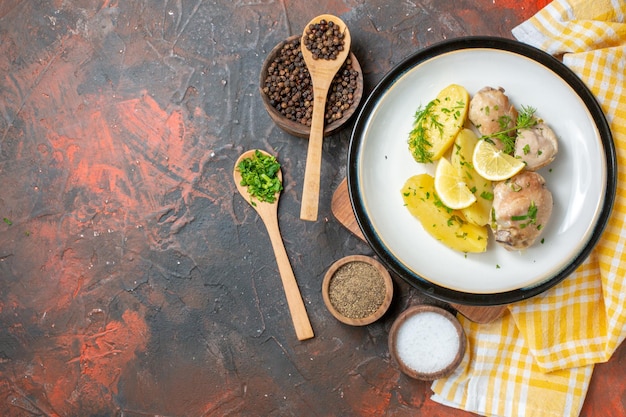 Draufsicht gekochtes Hühnchen mit gekochtem Kartoffelgrün und Zitrone auf dunklem Hintergrund Soße Küche Gericht Farbe Essen Abendessen Kalorien Fleisch