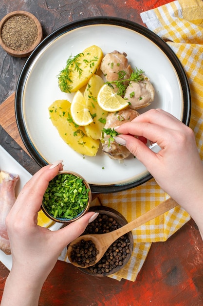 Draufsicht gekochtes Hühnchen mit gekochten Kartoffeln bekommt Grün auf dunklem Hintergrund Lebensmittelfarbe Mahlzeit Sauce Gericht Küche Abendessen Fleisch