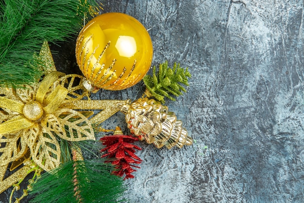 Draufsicht gelbe Weihnachtsbaumkugel Weihnachtsverzierungen auf grauem Hintergrund kopieren Raum