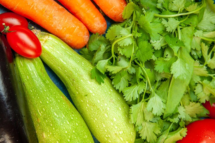 Kostenlose Foto draufsicht gemüse karotte zucchini kirschtomaten petersilie auberginen