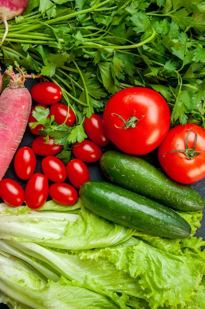 Kostenloses Foto draufsicht gemüse kirsche tomaten gurken salat radieschen petersilie tomaten