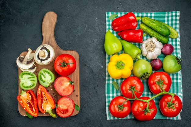 Draufsicht Gemüse Pilze Tomaten Paprika auf Schneidebrett