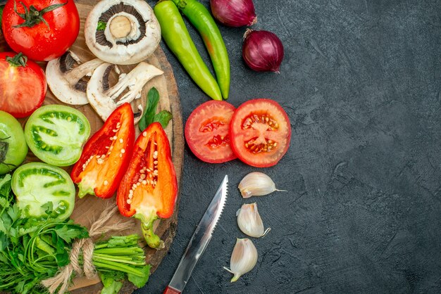 Draufsicht Gemüse Tomaten Paprika Gurken Grüns Pilze auf Holzbrett