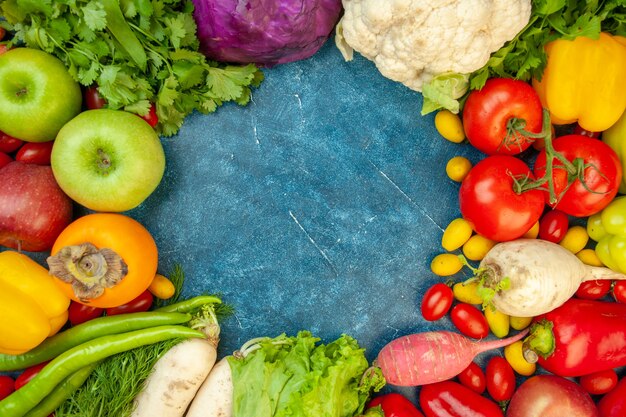 Draufsicht Gemüse und Obst auf blauem Hintergrund