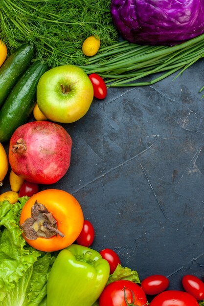 Draufsicht Gemüse und Obst Gurken Dill Kirschtomaten Rotkohl Frühlingszwiebel Granatapfel Persimone Apfel mit Kopie Raum