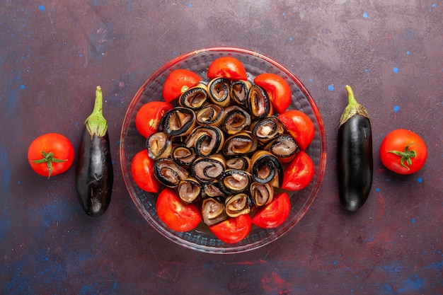 Draufsicht Gemüsemehl geschnittene und gerollte Tomaten mit Auberginen auf dem dunklen Hintergrund
