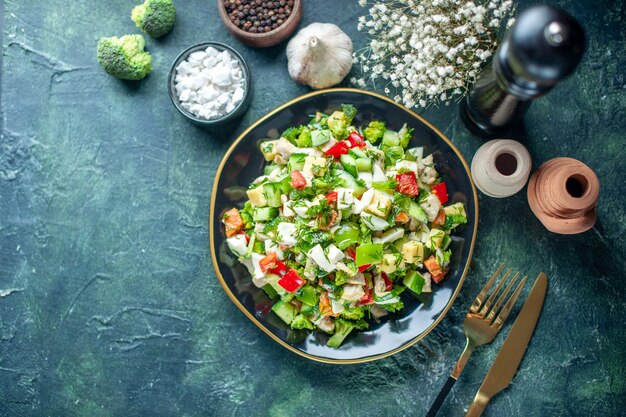 Draufsicht Gemüsesalat besteht aus Gurkenkäse und Tomaten auf dunkelblauem Hintergrund Mahlzeit Gesundheit Diät Essen Mittagessen Küche Farben Restaurant