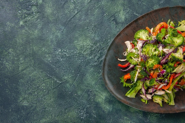 Draufsicht Gemüsesalat besteht aus Paprika Kohl und Brokkoli auf dunklem Hintergrund Lebensmittel frische Mahlzeit Gesundheit Diät reifen Snack Vitamin freien Raum