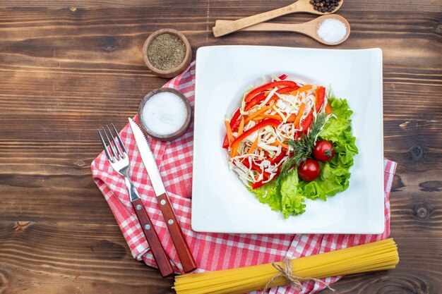 Draufsicht Gemüsesalat mit grünem Salat auf brauner Oberfläche