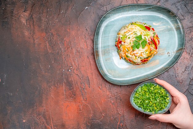 Draufsicht Gemüsesalat rund geformte Innenplatte auf dunkler Tischfarbe Mahlzeit Küche Essen gesundes Leben reife Diät freier Raum