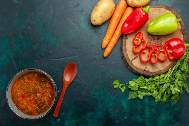 Draufsicht Gemüsesuppe mit frischem Gemüse auf dunkelgrünem Hintergrund Zutat Suppe Mahlzeit Lebensmittel Gemüse