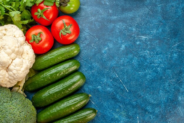 Kostenloses Foto draufsicht gemüsezusammensetzung auf blauem tischfarbe mahlzeit gesundes leben reifen diätsalat