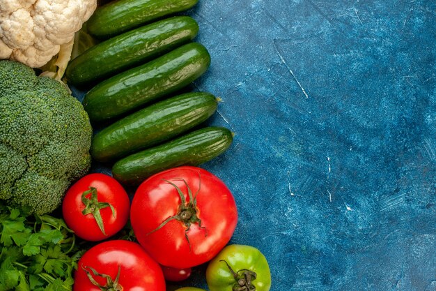 Draufsicht Gemüsezusammensetzung auf hellblauem Tisch