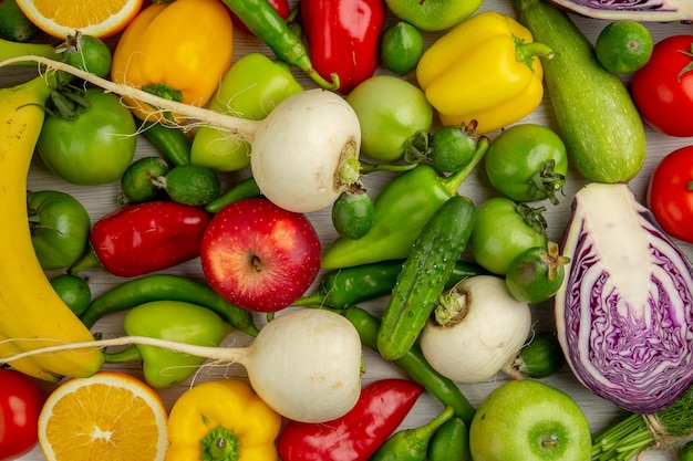 Draufsicht Gemüsezusammensetzung mit Früchten auf weißem Hintergrund