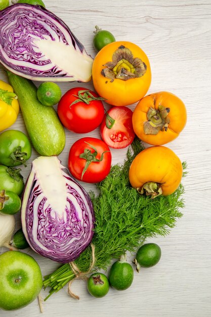 Draufsicht Gemüsezusammensetzung mit Früchten auf weißem Hintergrund