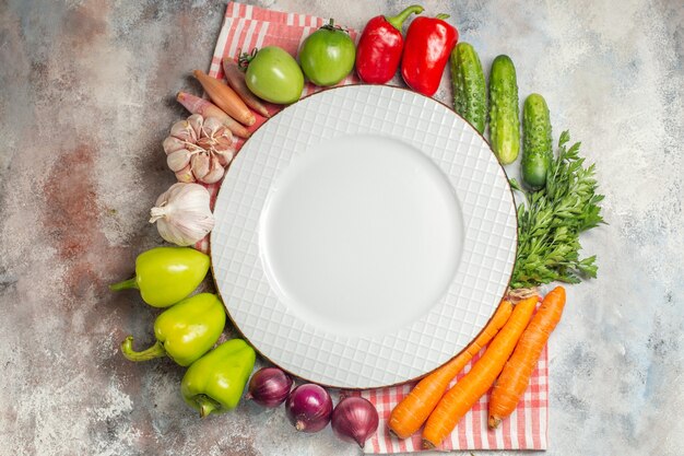 Draufsicht Gemüsezusammensetzung Paprika Karotten Knoblauch und anderes Gemüse auf weißem Hintergrund