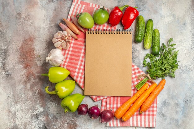 Draufsicht Gemüsezusammensetzung Paprika Karotten Knoblauch und anderes Gemüse auf weißem Hintergrund