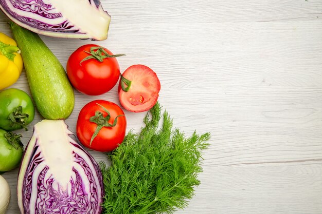 Draufsicht Gemüsezusammensetzung Tomaten Kohl Paprika mit Grüns auf weißem Hintergrund