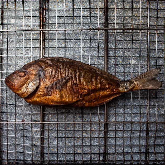 Draufsicht geräucherter Fisch im Gitter