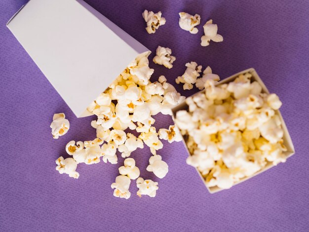 Draufsicht gesalzene Popcornboxen auf dem Tisch