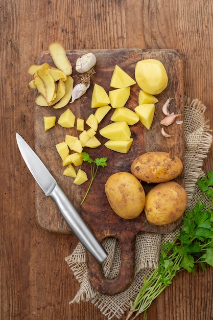 Draufsicht geschälte Kartoffeln auf Holzbrett