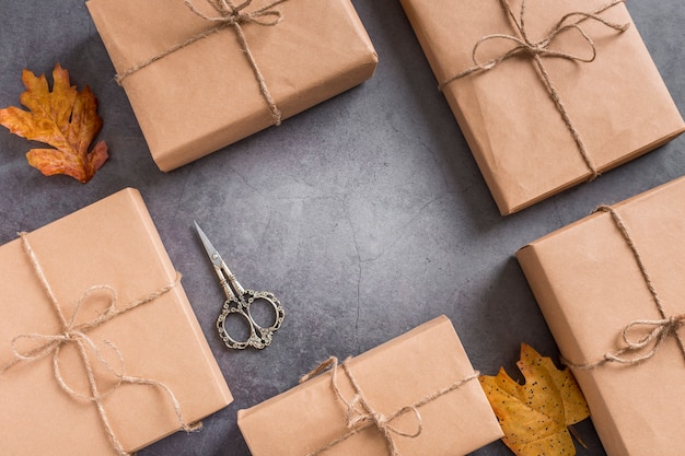 Kostenloses Foto draufsicht-geschenkverpackungsanordnung