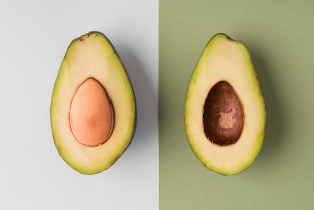Kostenloses Foto draufsicht geschnittene avocado