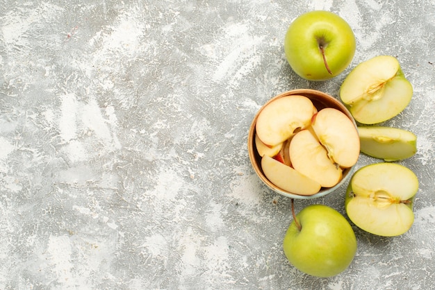 Draufsicht geschnittene frische äpfel auf einer weißen hintergrundfrucht milde reife