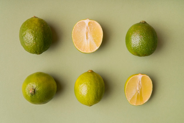 Kostenloses Foto draufsicht geschnittene limetten