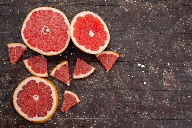 Draufsicht geschnittener saftiger Grapefruits-Ring frisch auf braun geformt