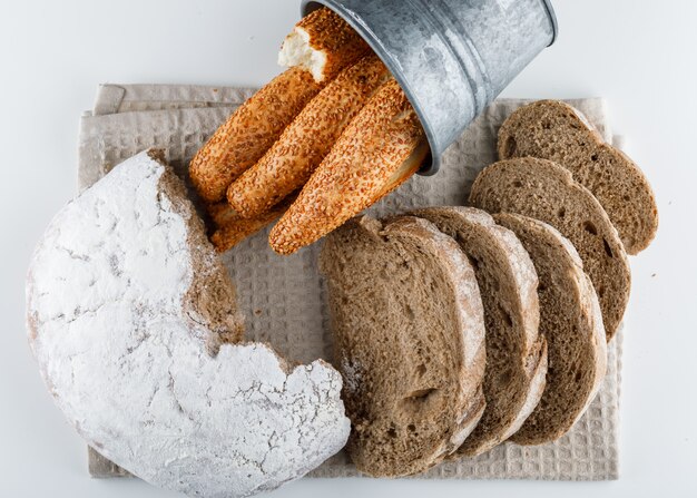 Draufsicht geschnittenes Brot mit türkischem Bagel auf weißer Oberfläche. horizontal