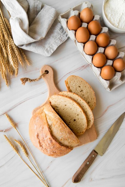 Draufsicht geschnittenes Brot und Eier