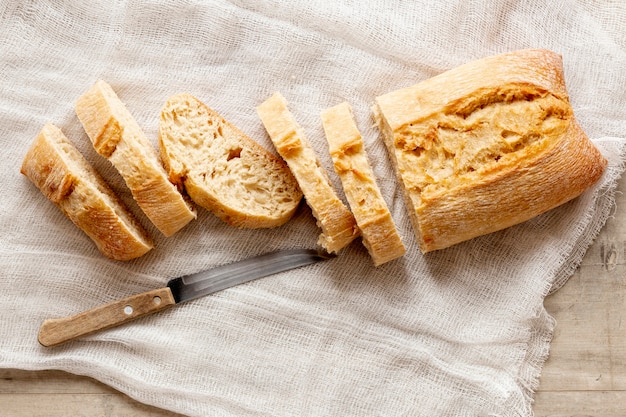 Draufsicht geschnittenes Brot und ein Messer