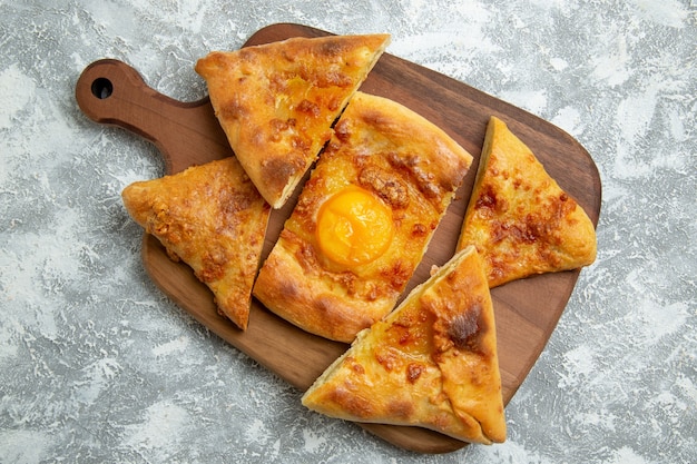 Draufsicht geschnittenes Eiergebäck gebackenes Brot auf weißem Hintergrund backen Gebäckofenteig-Lebensmittelmahlzeit-Brötchen