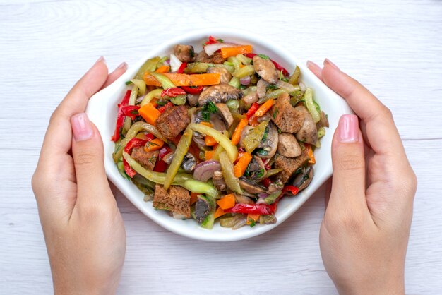 Draufsicht geschnittenes Fleischgericht mit gekochtem Gemüse innerhalb Platte auf dem leichten Schreibtisch Gemüselebensmittel Mahlzeit Gericht Fleisch