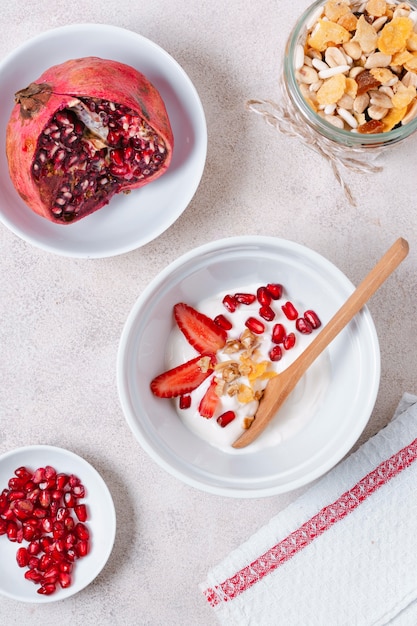 Kostenloses Foto draufsicht gesunde frühstücksschüssel mit granatapfelkernen