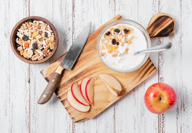 Kostenloses Foto draufsicht gesunde frühstücksschüssel mit hafer und apfel