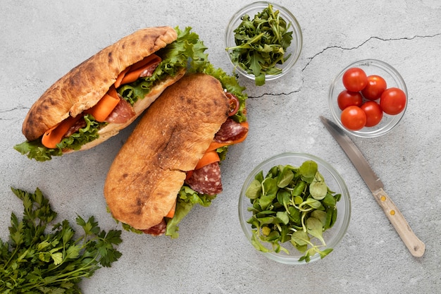 Draufsicht gesunde Sandwiches Zusammensetzung auf Zementhintergrund