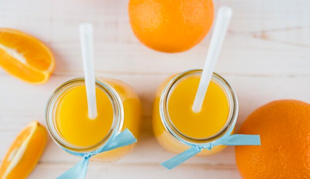 Draufsicht gesunder Orangensaft auf dem Tisch