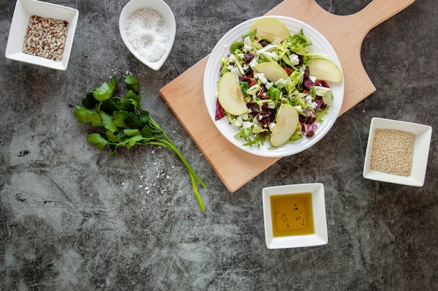 Draufsicht gesunder Salat auf Tisch