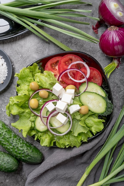 Draufsicht gesunder Salat bereit, serviert zu werden