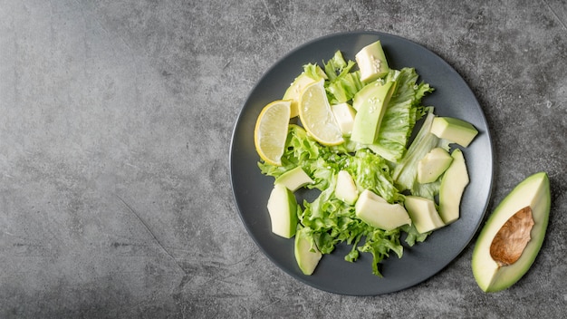 Draufsicht gesunder Salat mit Avocado