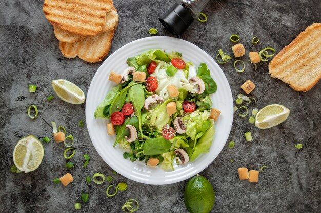 Draufsicht gesunder Salat mit Toast