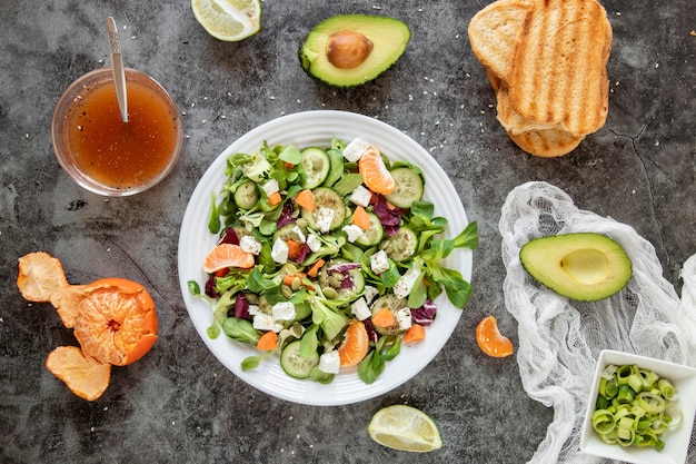 Draufsicht gesunder Salat mit Toastbrot