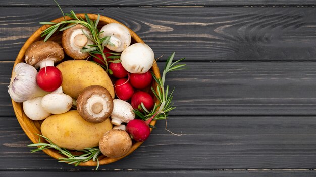 Draufsicht gesundes Essen in der Schüssel